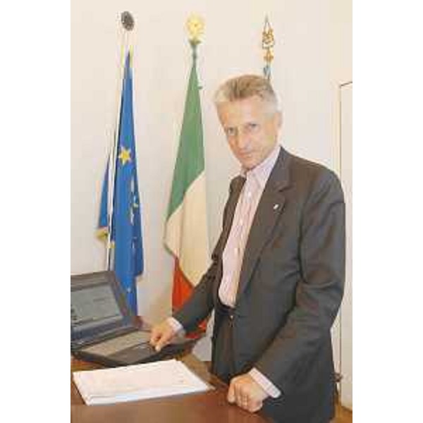 Riccardo Illy (Presidente Friuli Venezia Giulia) nel suo studio nella sede della Regione a Trieste. (Trieste 29/07/03)