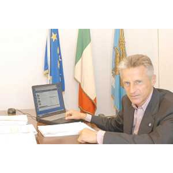 Riccardo Illy (Presidente Friuli Venezia Giulia) nel suo studio nella sede della Regione a Trieste. (Trieste 29/07/03)