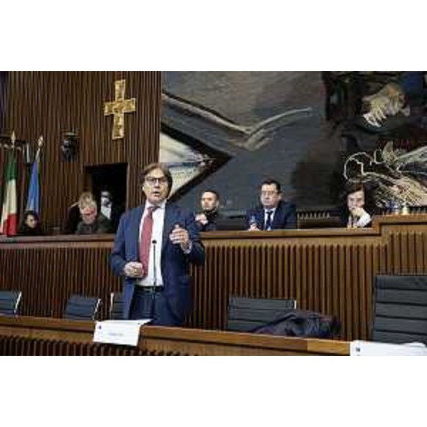 L'assessore regionale alle Attività produttive e turismo Sergio Emidio Bini durante la discussione in Consiglio regionale sulla legge sul commercio. - L'assessore regionale alle Attività produttive e turismo Sergio Emidio Bini durante la discussione in Consiglio regionale sulla legge sul commercio.