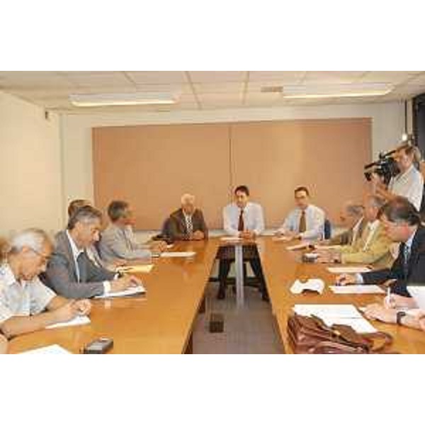 Ludovico Sonego (Assessore regionale Trasporti) nel corso dell'incontro con i rappresentanti degli autotrasportatori. (Trieste 17/07/03)