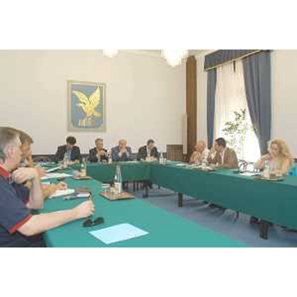 L'incontro tra Riccardo Illy (Presidente Friuli Venezia Giulia) ed Enrico Bertossi (Assessore regionale Attività produttive) con i rappresentanti delle organizzazioni sindacali Cgil, Cisl, Uil, Ugl e Cisal, nella sede della Regione a Trieste. (Trieste 15/07/03)