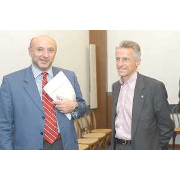 Enrico Bertossi (Assessore regionale Attività produttive) e Riccardo Illy (Presidente Friuli Venezia Giulia) nel corso dell'incontro con i rappresentanti delle organizzazioni sindacali Cgil, Cisl, Uil, Ugl e Cisal, nella sede della Regione a Trieste. (Trieste 15/07/03)
