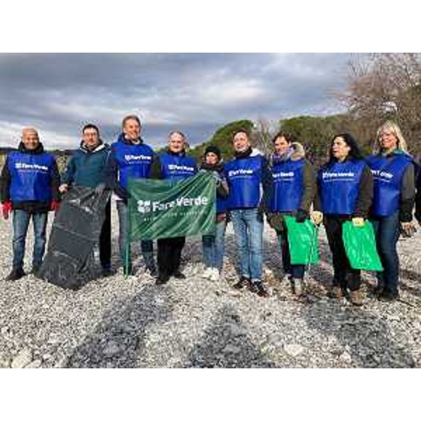 L'assessore regionale alla Difesa dell'ambiente Fabio Scoccimarro (terzo da sinistra nella foto) con il sindaco di Duino Aurisina Igor Gabrovec (sesto da sinistra), il presidente di FareVerde FVG Francesco Greco (quarto da sinistra) e un gruppo di volontari - L'assessore regionale alla Difesa dell'ambiente Fabio Scoccimarro (terzo da sinistra nella foto) con il sindaco di Duino Aurisina Igor Gabrovec (sesto da sinistra), il presidente di FareVerde FVG Francesco Greco (quarto da sinistra) e un gruppo di volontari