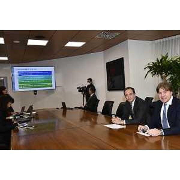 Il governatore della Regione Friuli Venezia Giulia, Massimiliano Fedriga, assieme all'assessore regionale alle Attività produttive Sergio Emidio Bini oggi nella sede della Regione a Udine. - Il governatore della Regione Friuli Venezia Giulia, Massimiliano Fedriga, assieme all'assessore regionale alle Attività produttive Sergio Emidio Bini oggi nella sede della Regione a Udine. 