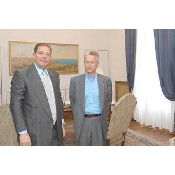 Raffaele Galliano (Responsabile Poste italiane Nord Est) e Riccardo Illy (Presidente Friuli Venezia Giulia) nella sede della Regione a Trieste. (Trieste 14/07/03)