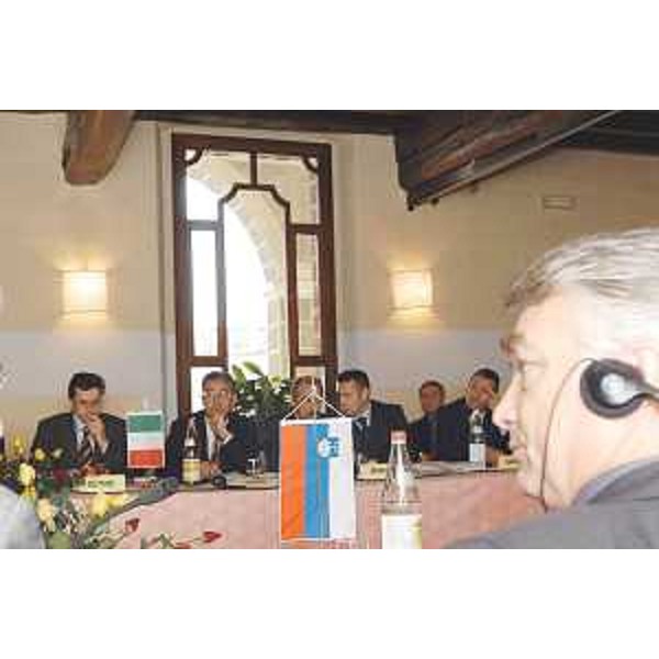 Ezio Beltrame (Assessore regionale Relazioni internazionali) e Roberto Antonaz (Assessore regionale Cultura) nel corso dei lavori della Commissione mista tra la Repubblica di Slovenia e la Regione Autonoma Friuli Venezia Giulia, a Villa Manin di Passariano. (Villa Manin di Passariano 01/12/03)