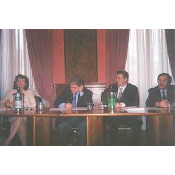 Rocco Buttiglione (Ministro Politiche comunitarie) ed Ezio Beltrame (Assessore regionale Relazioni internazionali e Autonomie locali) alla presentazione della legge "Disposizioni sulla partecipazione della Regione Friuli Venezia Giulia ai processi normativi dell'Unione Europea e sulle procedure di esecuzione degli obblighi comunitari", nella sede regionale di Roma. (Roma 27/04/04)