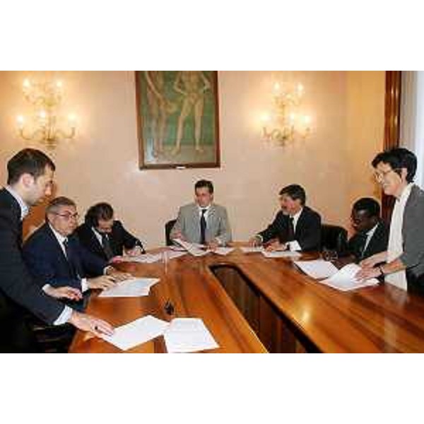 Ezio Beltrame (Assessore regionale Relazioni internazionali) sigla l'accordo di collaborazione tra Regione Friuli Venezia Giulia, Nazioni Unite, UNESCO ed Organizzazione mondiale della Sanità (OMS), a Roma. (Roma 21/05/04)