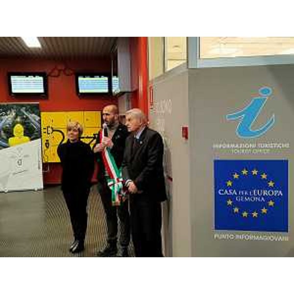 L'assessore regionale alle Finanze Barbara Zilli con il presidente della Casa per l'Europa Ivo Del Negro e il sindaco di Gemona del Friuli Roberto Revelant. - L'assessore regionale alle Finanze Barbara Zilli con il presidente della Casa per l'Europa Ivo Del Negro e il sindaco di Gemona del Friuli Roberto Revelant.