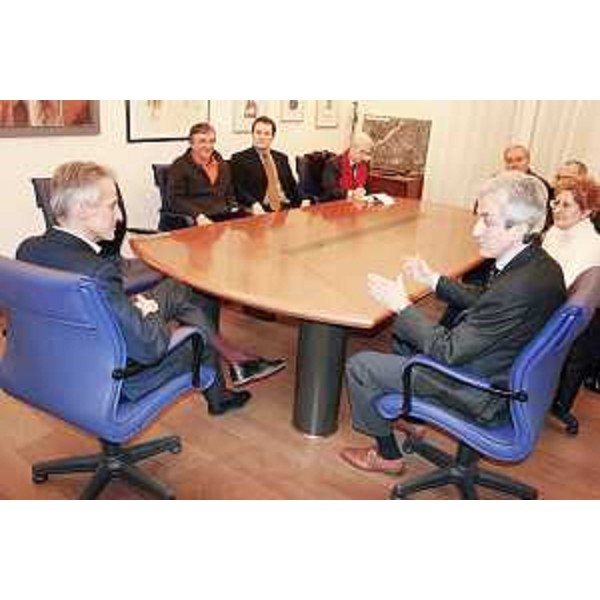 Riccardo Illy (Presidente Regione Friuli Venezia Giulia) con Angelo Masotti Cristofoli (Sindaco Zoppola) e consiglieri comunali nel Municipio di Zoppola. (Zoppola 12/12/07)