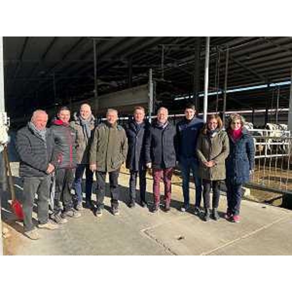 Il presidente del Cr Fvg, Piero Mauro Zanin (quarto da dx), con altre autorità e i titolari nel corso della visita all'azienda Bernardis di Varmo - Il presidente del Cr Fvg, Piero Mauro Zanin (quarto da dx), con altre autorità e i titolari nel corso della visita all'azienda Bernardis di Varmo