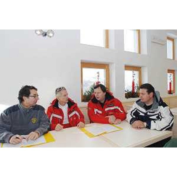 Augusto Viola (Direttore centrale Risorse agricole, naturali, forestali e Montagna), Riccardo Illy (Presidente Friuli Venezia Giulia), Luca Vidoni (Presidente Promotur) ed Enzo Marsilio (Assessore regionale Montagna) sullo Zoncolan. (Zoncolan 19/01/07)