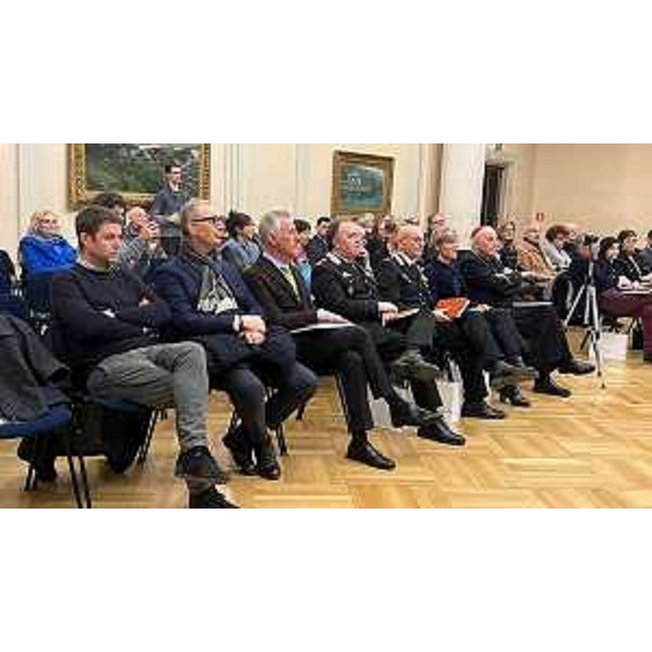 Le prime file del pubblico che ha assistito, in Sala Ajace nel Comune di Udine, all'incontro per la presentazione del libro "quarant'anni di restauri nelle terre del Friuli" - Le prime file del pubblico che ha assistito, in Sala Ajace nel Comune di Udine, all'incontro per la presentazione del libro "quarant'anni di restauri nelle terre del Friuli"