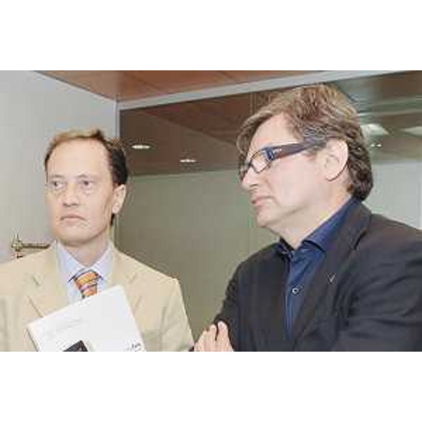 Luca Ciriani (Vicepresidente e Assessore regionale Attività produttive) e Giovanni Da Pozzo (Presidente CCIAA Udine) alla sottoscrizione della convenzione tra Regione e Istituto per il Commercio Estero (ICE), a Udine. (Udine 17/07/08)