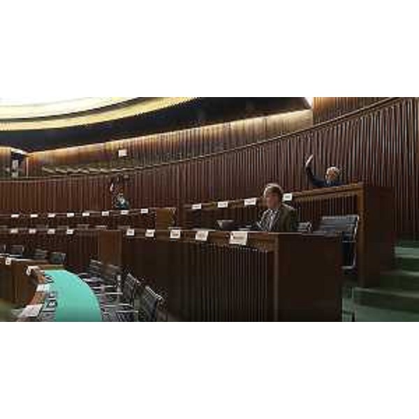 Un passaggio delle attività di voto con Walter Zalukar (Polo liberale) in primo piano - Un passaggio delle attività di voto con Walter Zalukar (Polo liberale) in primo piano