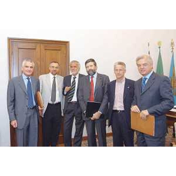 Riccardo Illy (Presidente Friuli Venezia Giulia) e Franco Brussa (Consigliere regionale) incontrano i vertici della ASI Robicon (ex Ansaldo Sistemi Industriali), nella sede della Regione a Trieste. (Trieste 30/07/03) 