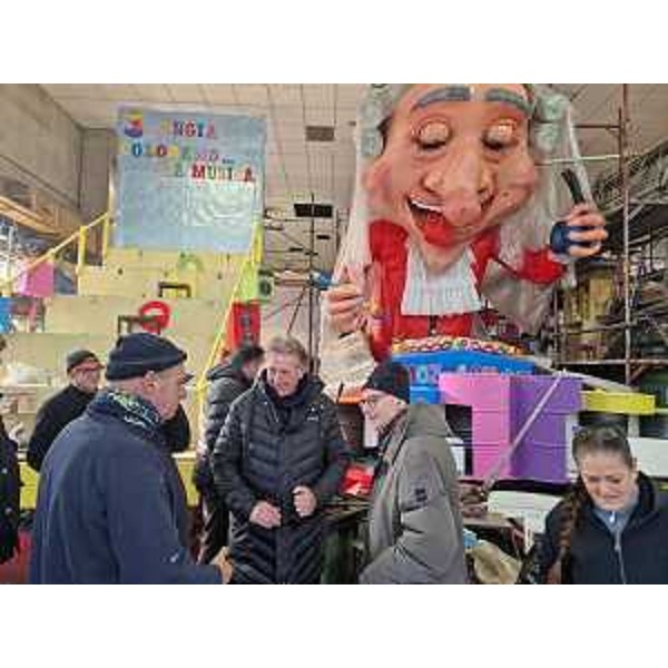 L'assessore regionale Fabio Scoccimarro mentre visita il capannone delle Compagnie del carnevale di Muggia - L'assessore regionale Fabio Scoccimarro mentre visita il capannone delle Compagnie del carnevale di Muggia 
