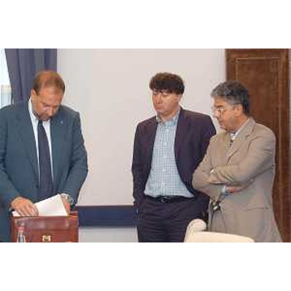 Roberto Cosolini (Assessore regionale Lavoro, Formazione, Università e Ricerca), Angelo Baiguera (Portavoce Illy) e Roberto Antonaz (Assessore regionale Istruzione, Cultura, Sport e Pace) nel corso dei lavori di Giunta, nella sede della Regione a Trieste. (Trieste 01/08/03)