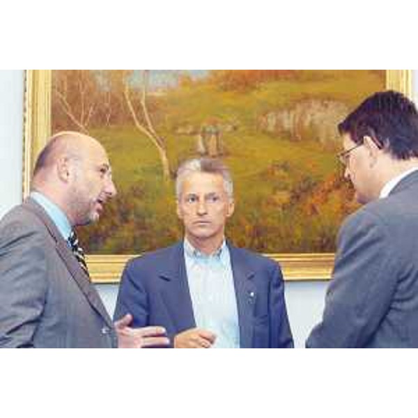 Enrico Bertossi (Assessore regionale Attività produttive), Riccardo Illy (Presidente Friuli Venezia Giulia) e Lodovico Sonego (Assessore regionale Pianificazione territoriale, Mobilità e Trasporti) nel corso dei lavori di Giunta, nella sede della Regione a Trieste. (Trieste 01/08/03)