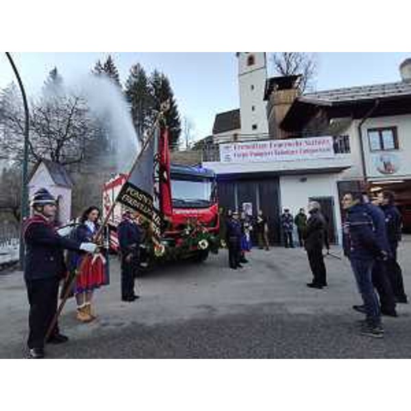 Una fase della cerimonia di consgena della nuova autobotte al Corpo Pompieri Volontari di Camporosso - Una fase della cerimonia di consgena della nuova autobotte al Corpo Pompieri Volontari di Camporosso