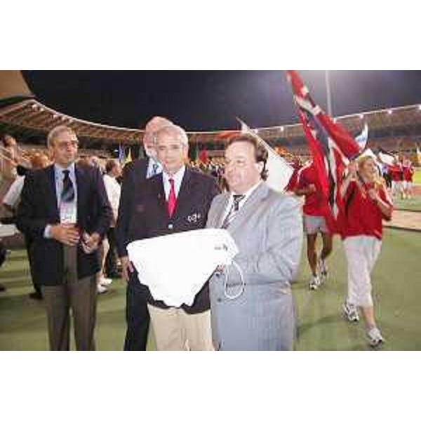 Parigi 2003, Giornate olimpiche della gioventù europea: Silvano Delzotto (Sindaco Lignano) riceve da Jacques Bravo (Presidente Comitato organizzatore Parigi 2003) la bandiera olimpica che sventolerà a Lignano dal 3 all'8 luglio del 2005. (Parigi 02/08/03)