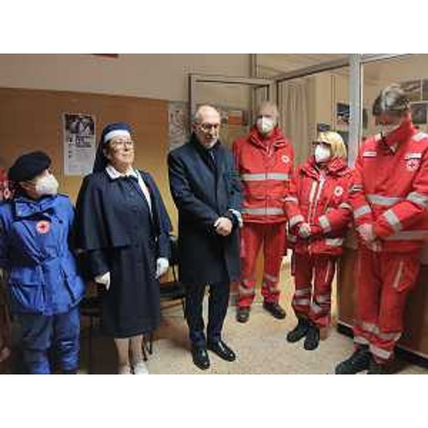 Il vicegovernatore Riccardo Riccardi (al centro della foto) all'ambulatorio di quartiere di Paderno (Udine) - Il vicegovernatore Riccardo Riccardi (al centro della foto) all'ambulatorio di quartiere di Paderno (Udine)