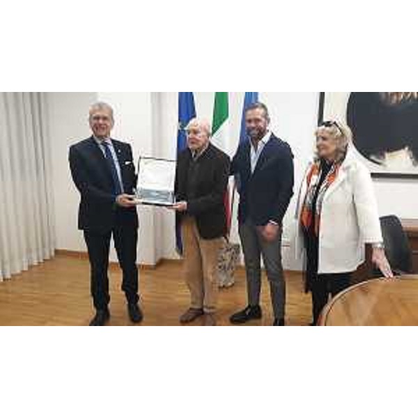 Il presidente del Consiglio regionale del Fvg, Piero Mauro Zanin, insieme a Pierpaolo Cautero e la sua famiglia - Il presidente del Consiglio regionale del Fvg, Piero Mauro Zanin, insieme a Pierpaolo Cautero e la sua famiglia 