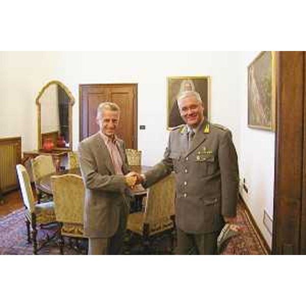 Riccardo Illy (Presidente Friuli Venezia Giulia) e Pasquale Debidda (Generale comandante Guardia di Finanza FVG) nella sede della Regione a Trieste. (Trieste 06/08/03)