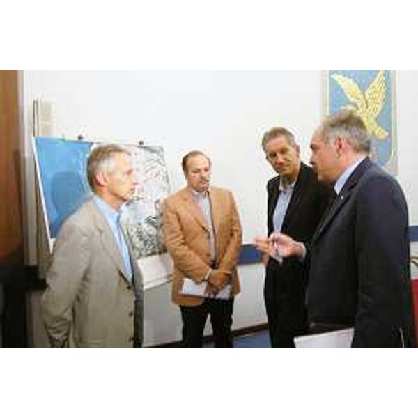 Riccardo Illy (Presidente Friuli Venezia Giulia) e Gianfranco Moretton (Vicepresidente e Assessore regionale Ambiente e Lavori pubblici) con Pierpaolo Ferrante (Presidente EZIT-Ente Zona Industriale Trieste) e Maurizio Maresca (Presidente Autorità portuale Trieste), a Trieste. (Trieste 08/08/03) 