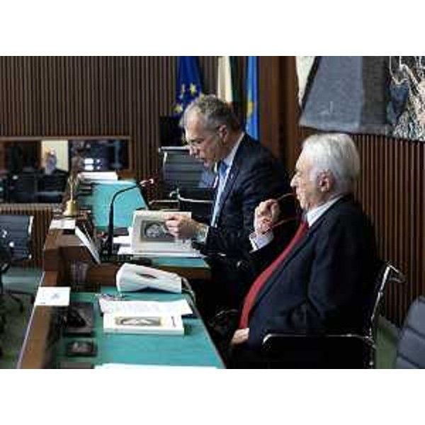 Il presidente del Consiglio regionale, Piero Mauro Zanin, con l'auutore del libro "Fausto Schiavi: storia e memoria di un leader naturale", Gianfranco Ellero - Il presidente del Consiglio regionale, Piero Mauro Zanin, con l'auutore del libro "Fausto Schiavi: storia e memoria di un leader naturale", Gianfranco Ellero