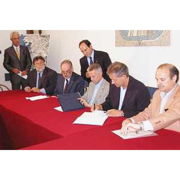 Riccardo Illy (Presidente Friuli Venezia Giulia) e Gianfranco Moretton (Vicepresidente e Assessore regionale Ambiente e Lavori pubblici) con Pierpaolo Ferrante (Presidente EZIT-Ente Zona Industriale Trieste) e Maurizio Maresca (Presidente Autorità portuale Trieste), a Trieste. (Trieste 08/08/03) 