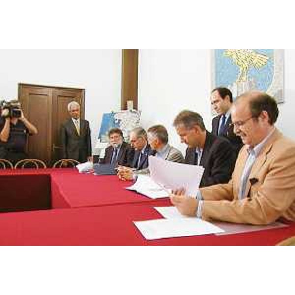 Riccardo Illy (Presidente Friuli Venezia Giulia) e Gianfranco Moretton (Vicepresidente e Assessore regionale Ambiente e Lavori pubblici) con Pierpaolo Ferrante (Presidente EZIT-Ente Zona Industriale Trieste) e Maurizio Maresca (Presidente Autorità portuale Trieste), a Trieste. (Trieste 08/08/03) 