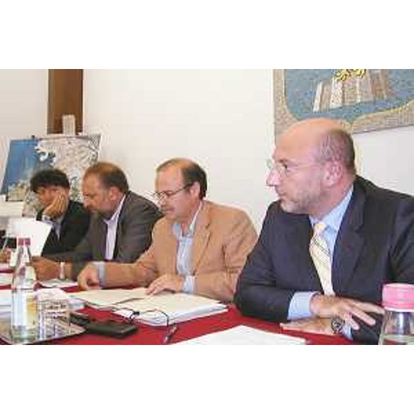 Angelo Baiguera (Portavoce Illy), Roberto Cosolini (Assessore regionale Lavoro, Formazione, Università e Ricerca), Gianfranco Moretton (Vicepresidente e Assessore regionale Ambiente e Lavori pubblici) ed Enrico Bertossi (Assessore regionale Attività produttive) in conferenza stampa al termine dei lavori di Giunta nel palazzo della Regione a Trieste. (Trieste 08/08/03)