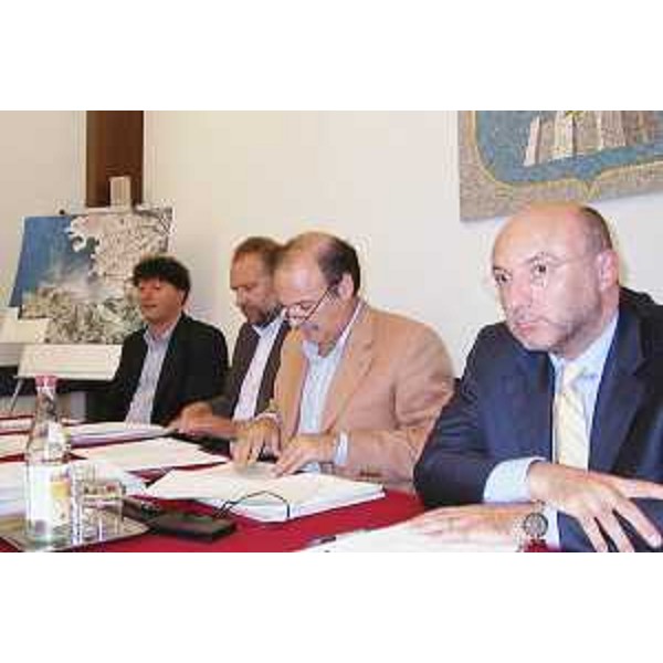 Angelo Baiguera (Portavoce Illy), Roberto Cosolini (Assessore regionale Lavoro, Formazione, Università e Ricerca), Gianfranco Moretton (Vicepresidente e Assessore regionale Ambiente e Lavori pubblici) ed Enrico Bertossi (Assessore regionale Attività produttive) in conferenza stampa al termine dei lavori di Giunta nel palazzo della Regione a Trieste. (Trieste 08/08/03)