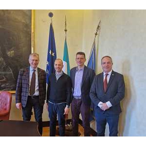 Nella foto, da dx Piero Mauro Zanin, presidente del Cr Fvg, Alessandro Massi Pavan, coordinatore Centro Giacomo Ciamician, Erik Vesselli del dipartimento di Fisica e il consigliere regionale Giuseppe Nicoli - Nella foto, da dx Piero Mauro Zanin, presidente del Cr Fvg, Alessandro Massi Pavan, coordinatore Centro Giacomo Ciamician, Erik Vesselli del dipartimento di Fisica e il consigliere regionale Giuseppe Nicoli