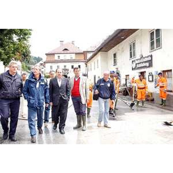 Guglielmo Berlasso (Direttore centrale Protezione civile FVG), Guido Bertolaso (Capo Protezione civile nazionale) e Gianfranco Moretton (Assessore regionale Protezione civile FVG) a Malborghetto. (Malborghetto 01/09/03)