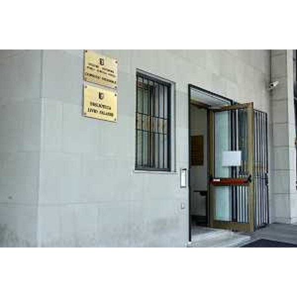 L'ingresso della Biblioteca Livio Paladin nel palazzo del Cr Fvg - L'ingresso della Biblioteca Livio Paladin nel palazzo del Cr Fvg