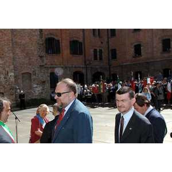 Roberto Cosolini (Assessore regionale al lavoro, formazione, università e ricerca) con Roberto Asquini (Consigliere Regionale) alla commemorazione del 25 aprile presso la Risiera di Trieste (Trieste, 25/04/06)