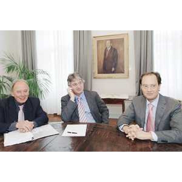 Giancarlo Michellone (Presidente Area Science Park), Renzo Tondo (Presidente Friuli Venezia Giulia) e Luca Ciriani (Vicepresidente e Assessore regionale Attività produttive) nella sede della Regione a Trieste. (Trieste 18/07/08)