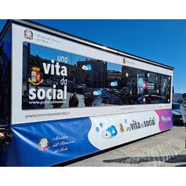 La postazione mobile della polizia di Stato sede dell'evento - La postazione mobile della polizia di Stato sede dell'evento