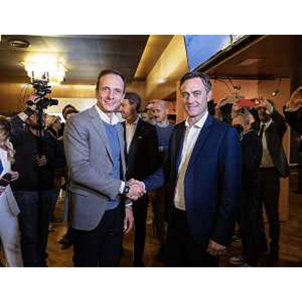 Massimiliano Fedriga stringe la mano al rivale della coalizione di Centrosinistra, Massimo Moretuzzo (a destra nella foto) - Massimiliano Fedriga stringe la mano al rivale della coalizione di Centrosinistra, Massimo Moretuzzo (a destra nella foto)
