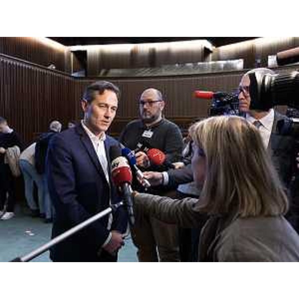 Massimo Moretuzzo durante le interviste con le televisioni - Massimo Moretuzzo durante le interviste con le televisioni 