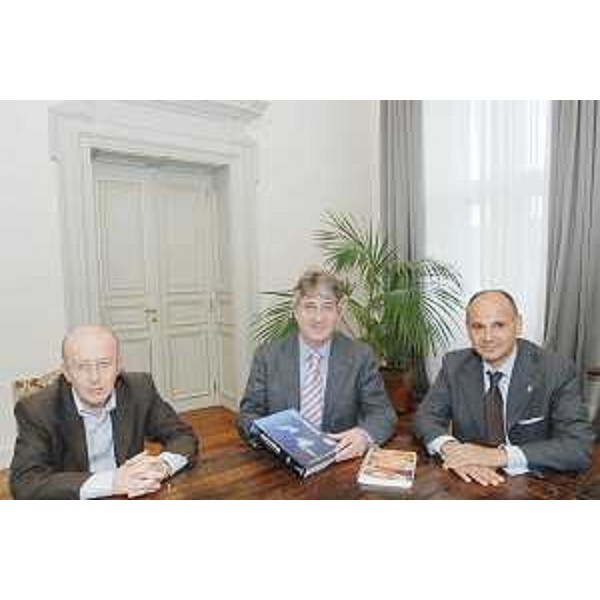 Bruno Marini (Consigliere regionale), Renzo Tondo (Presidente Friuli Venezia Giulia) e Renzo Codarin (Presidente Centro Documentazione multimediale Culture giuliana, istriana, fiumana e dalmata) nella sede della Regione a Trieste. (Trieste 18/07/08)