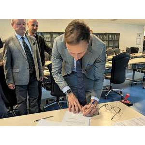 Il Governatore Massimiliano Fedriga sottoscrive l'atto di proclamazione a Udine - Il Governatore Massimiliano Fedriga sottoscrive l'atto di proclamazione a Udine