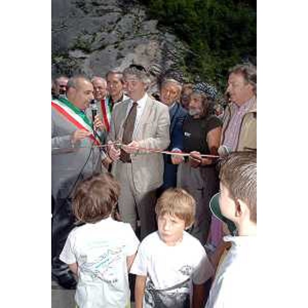 Renzo Tondo (Presidente Regione Friuli Venezia Giulia), Mauro Corona (alpinista e scrittore), Luciano Pezzin (Sindaco di Erto e Casso) ed altre autorità all'inaugurazione del Ponte Cerenton che attraversa il Vajont. (Erto 19/07/08) 