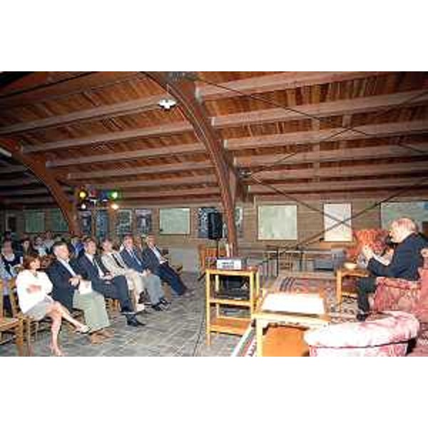 La platea presente durante il dibattito sul ruolo dei cristiani nella politica tenuto alla Fattoria Didattica Bosco di Museis. (Cercivento 19/07/08) 