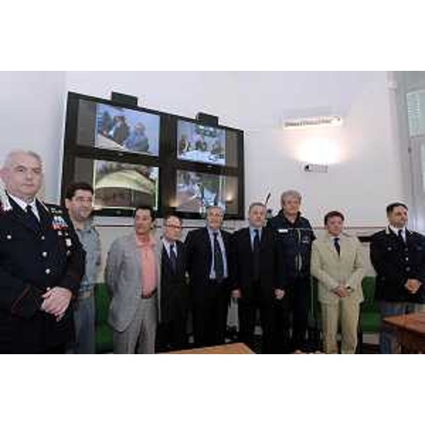 Vanni Lenna (Assessore regionale all'ambiente e lavori pubblici, delegato alla protezione civile ), Guglielmo Berlasso (Direttore regionale Protezione civile), Ivo Salemme (Prefetto di Udine), Giuseppe Padulano (Questore di Udine) ed autorità della Guardia di Finanza, Vigili del Fuoco, Polstrada e Carabinieri all'inaugurazione della nuova sala operativa di Protezione civile presso la Prefettura di Udine. (Udine 22/07/08)