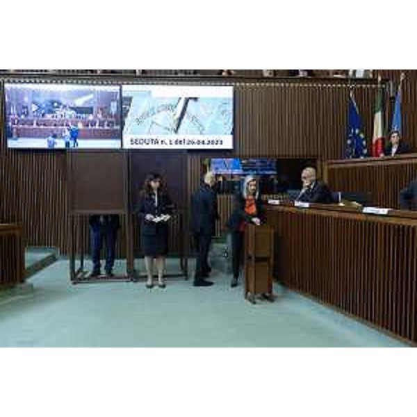 La consigliera Cristina Amirante (FdI) durante la fase del voto - La consigliera Cristina Amirante (FdI) durante la fase del voto
