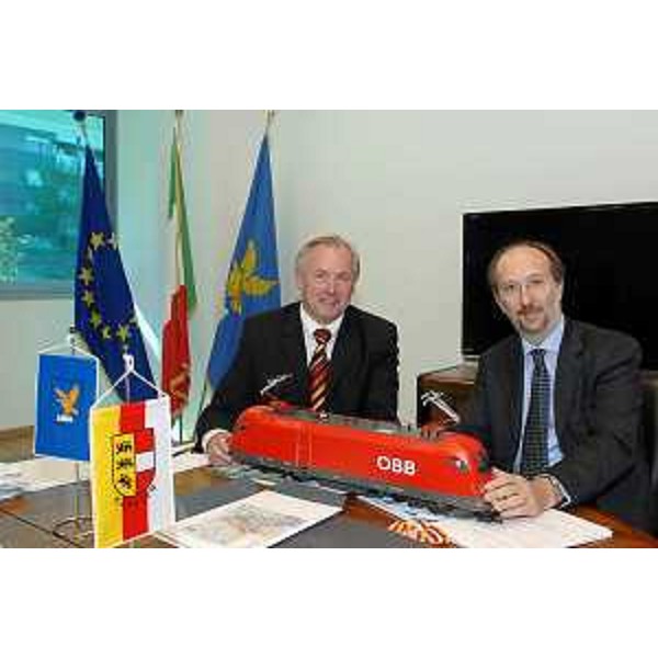 Riccardo Riccardi (Assessore regionale alla pianificazione territoriale, energia, mobilità e infrastrutture di trasporto) con Gehrard Dorfler (Assessore carinziano dei Trasporti e Turismo). (Udine 22/07/08)