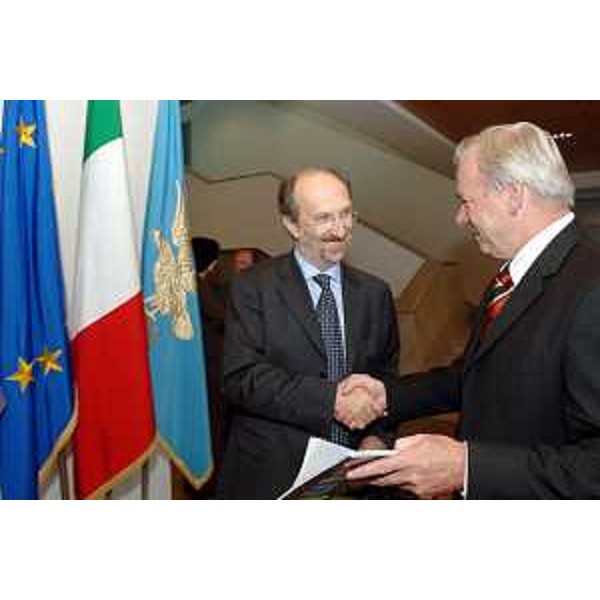 Riccardo Riccardi (Assessore regionale alla pianificazione territoriale, energia, mobilità e infrastrutture di trasporto) con Gehrard Dorfler (Assessore carinziano dei Trasporti e Turismo). (Udine 22/07/08)